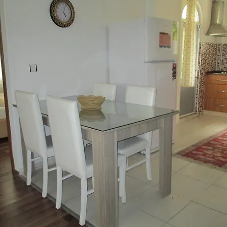 Alis Oyta Aparts Apartament